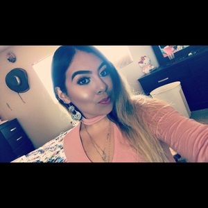 Meet your Posher, Athziri